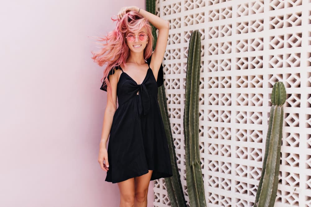 Peluquero extravagante pone a prueba la confianza de sus clientas: ¿dejarías tu pelo en sus manos?