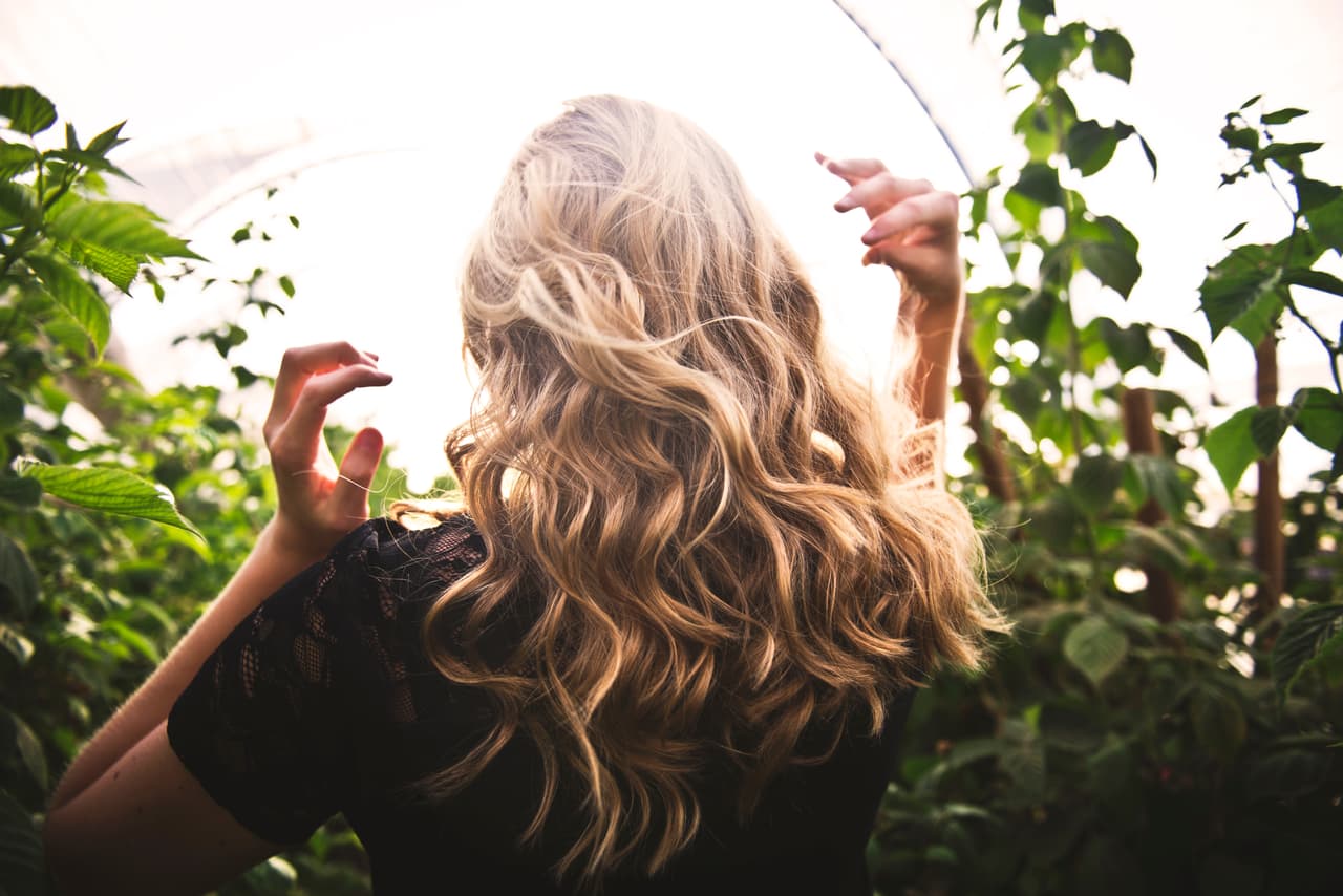 5 formas de hacerte ondas en el pelo sin calor: despídete de la plancha y las tenazas