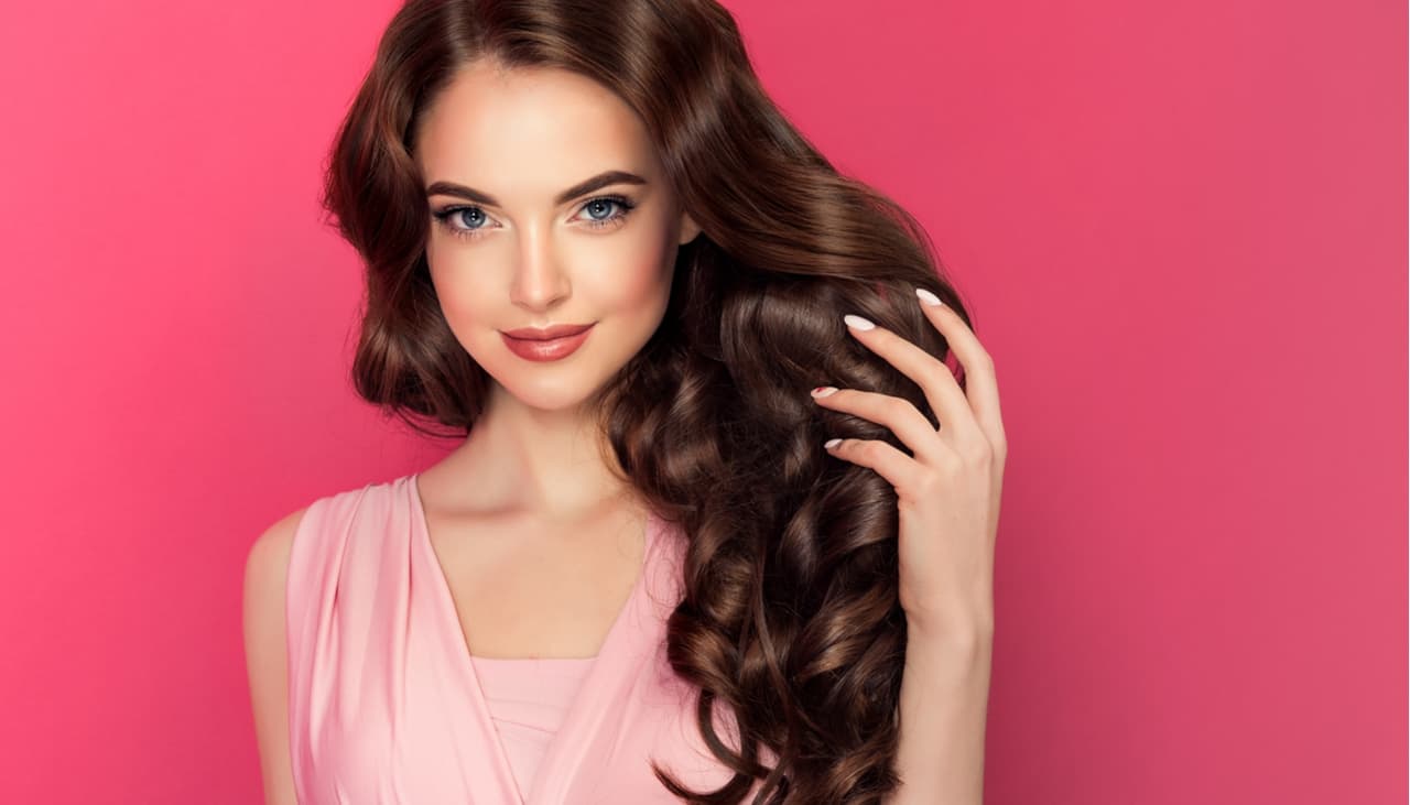 Tintes de cabello oscuros que serán tendencia en 2021 (olvídate del clásico negro)