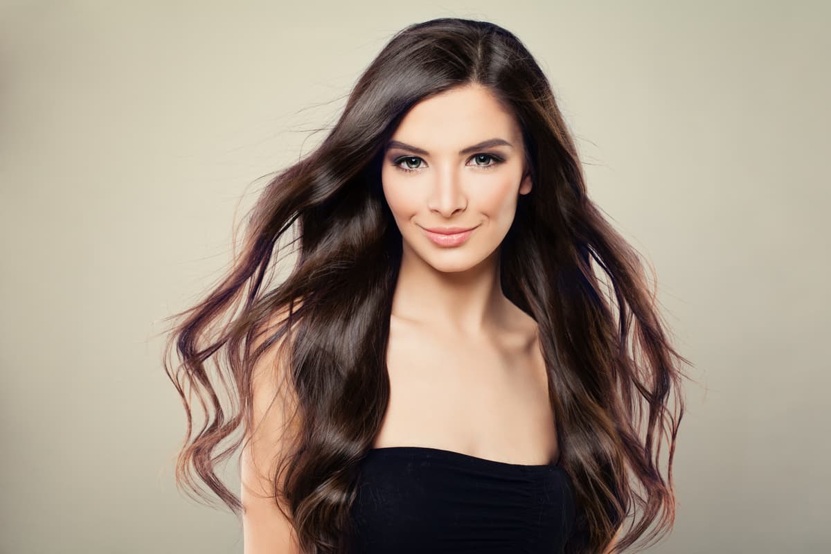 Tinte casero para cubrir las canas: te mostramos cómo prepararlo en tono castaño