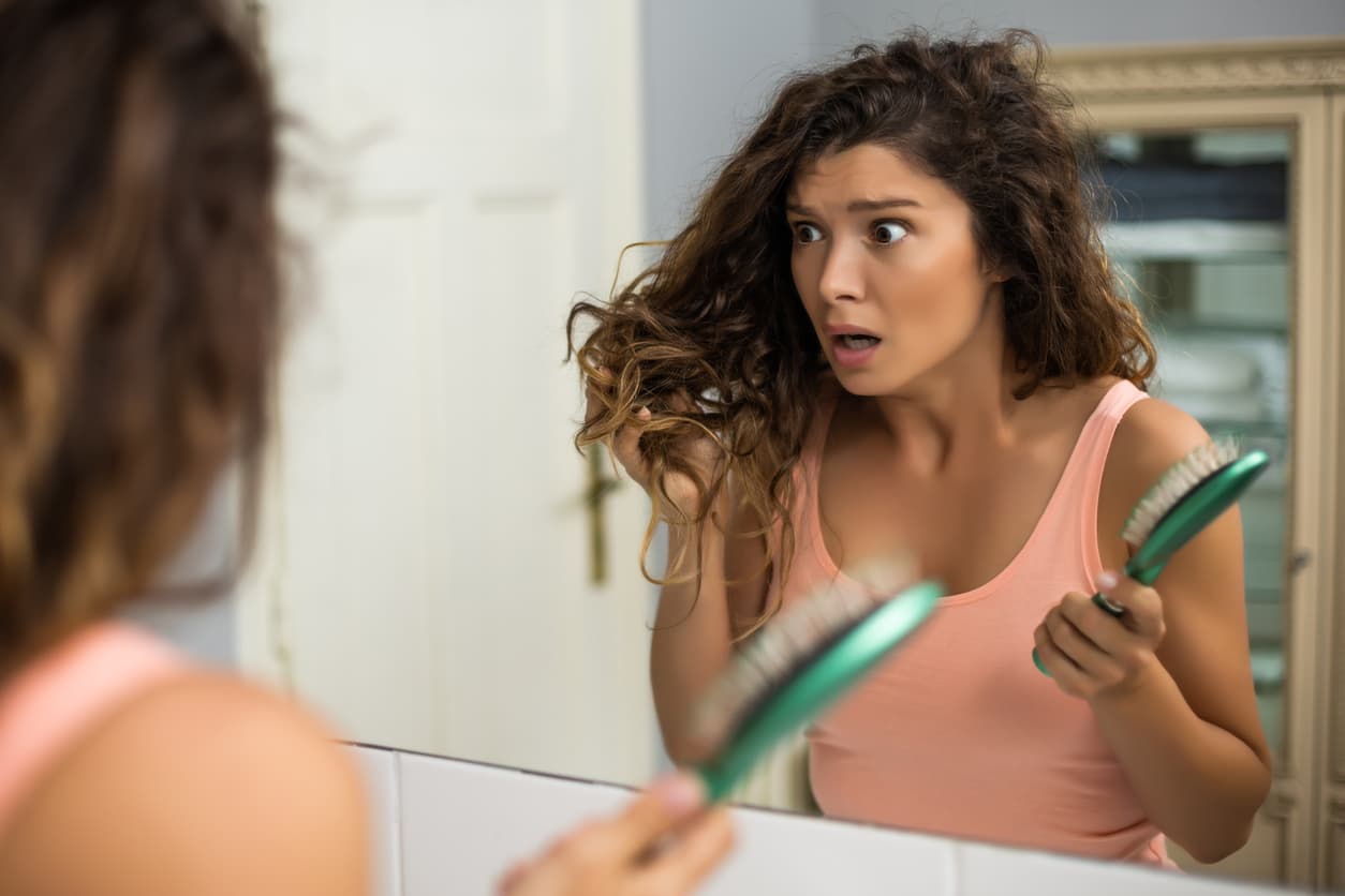 ¿Se te cae el cabello? 7 errores que cometes todos los días (como usar mal el shampoo)