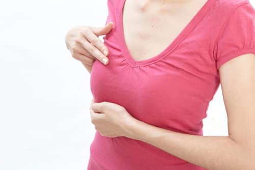 4 síntomas de cáncer de mama que nada tienen que ver con un bulto