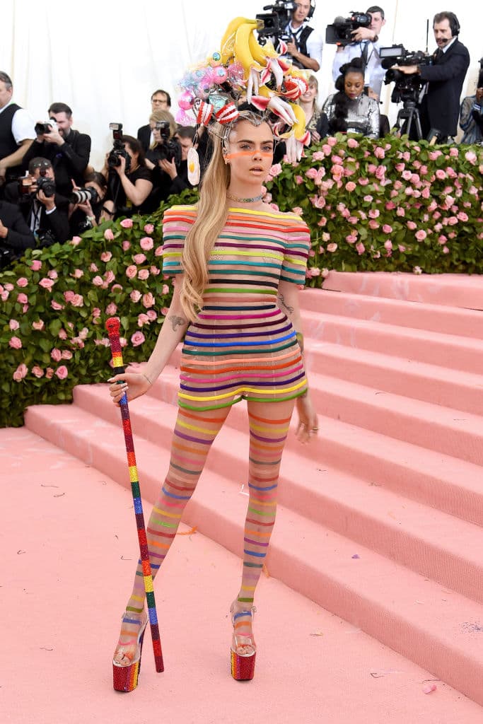 Cara Delevingne es un arcoíris para la Met Gala: el detalle de su cabeza es de otro planeta