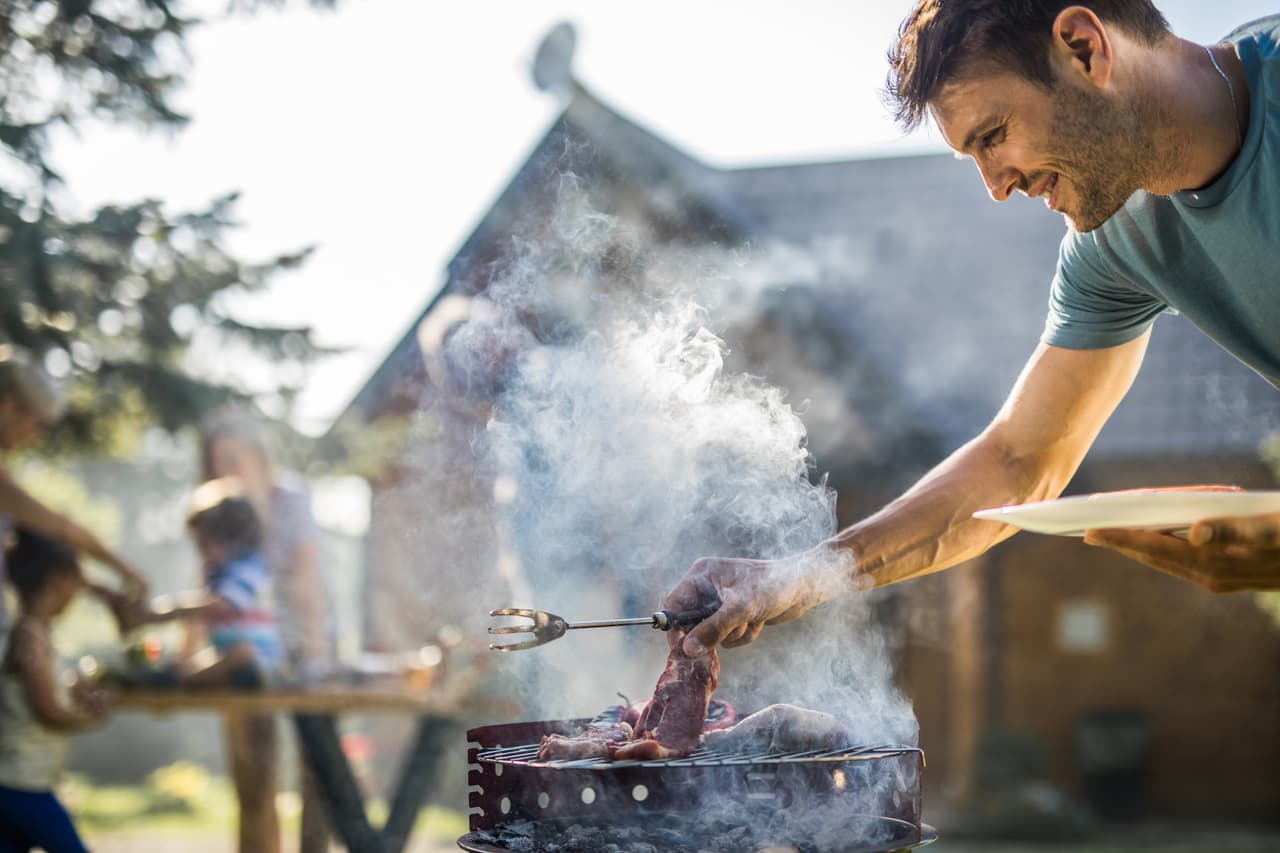 Carnes asadas y calor: cómo evitar enfermarte si cocinas en exteriores durante el verano  