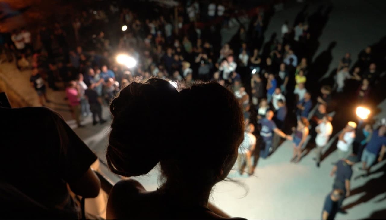 Irá a prisión por salvar a 40 personas de ahogarse, incluyendo niños: el mundo está furioso