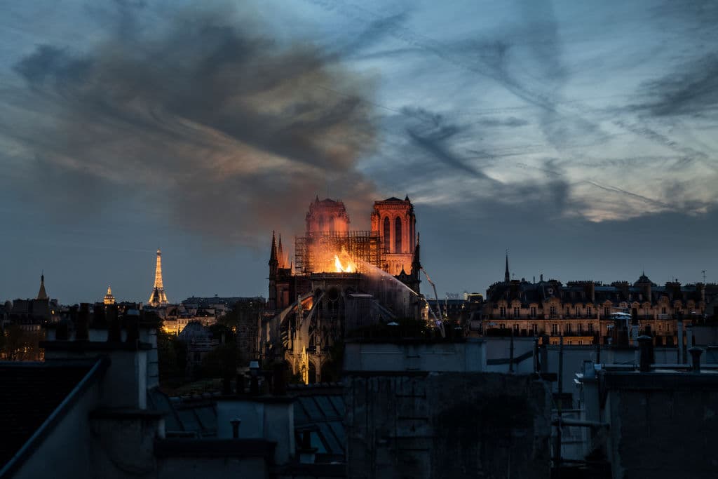 Salió del corazón: la espontánea reacción de los parisinos al ver Notre Dame incendiada