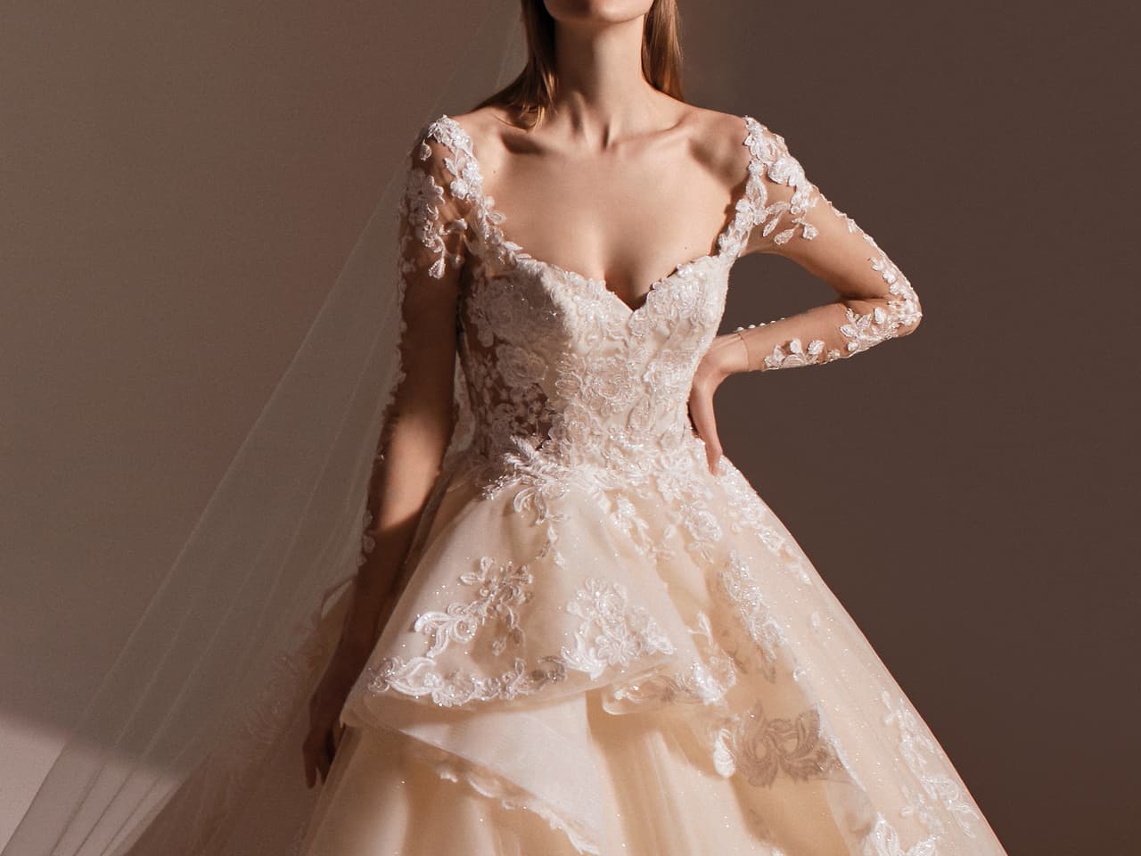 Dulce María presumió en Instagram los 3 vestidos que usó en su boda ¿cuál es tu favorito?