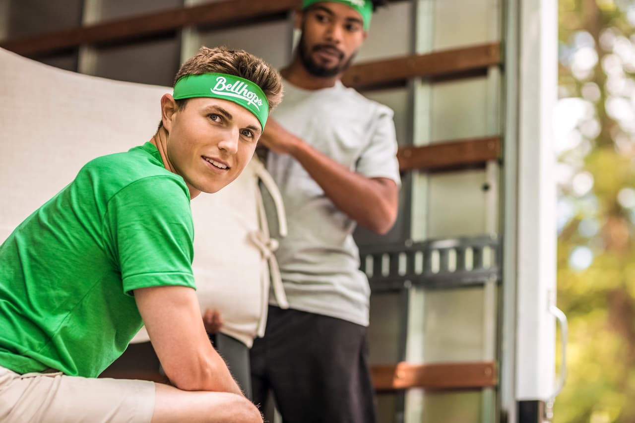 Un joven caminó toda la noche para llegar a tiempo a su primer día de trabajo: esta fue su recompensa