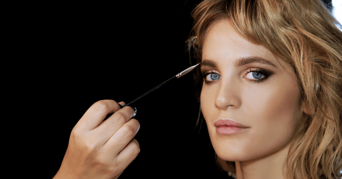 Cejas gruesas, labios oscuros, glitter y más: maquilladora revela lo último en make up 