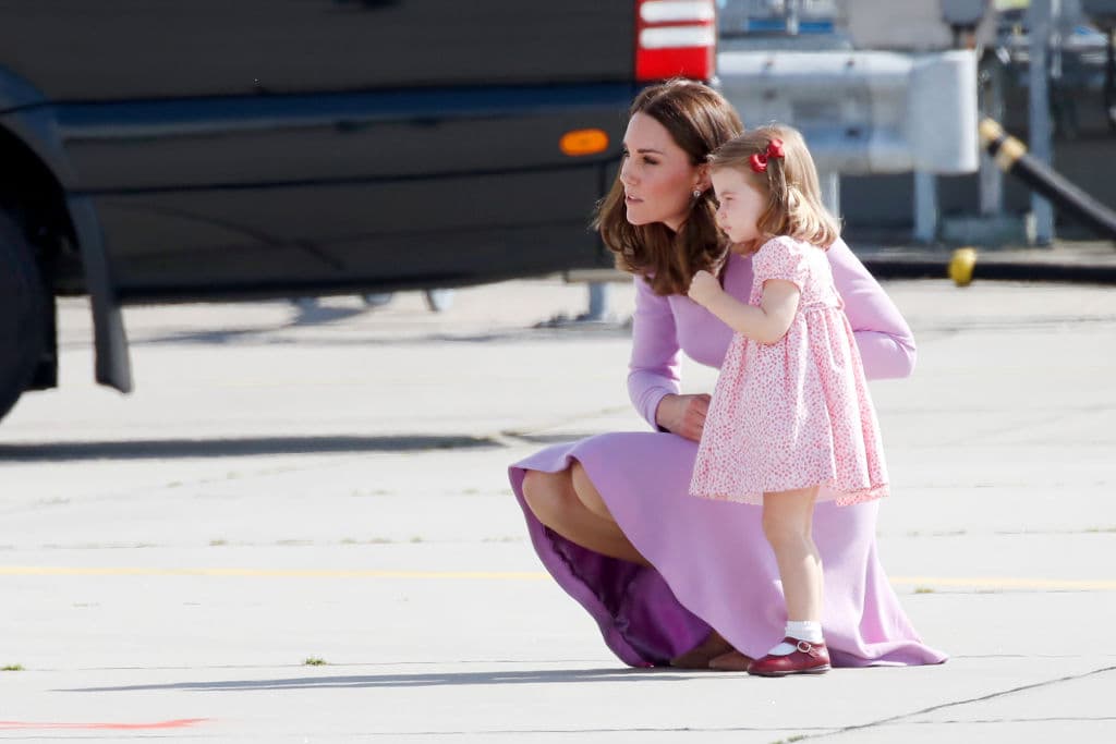 Su abrazo desborda amor: 10 fotos que comprueban que Kate Middleton es una supermamá