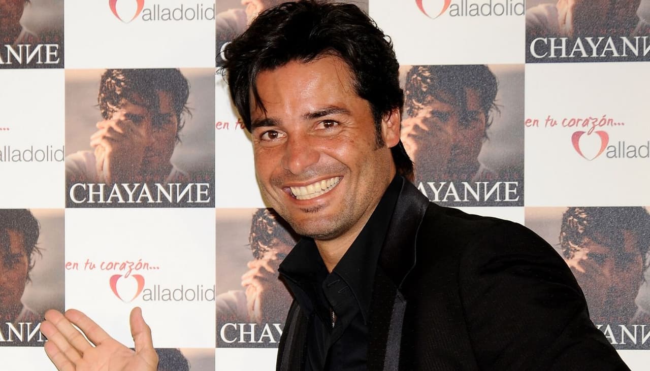 Engañó a su mamá diciéndole que verían Chayanne, pero la llevó a vacunar: su reacción es lo mejor