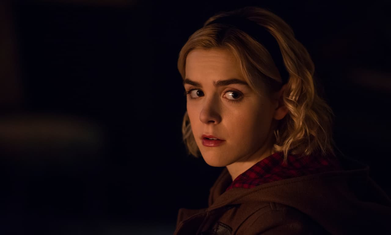 Sabrina ya tiene su propia línea de maquillaje: serás la bruja más glamurosa