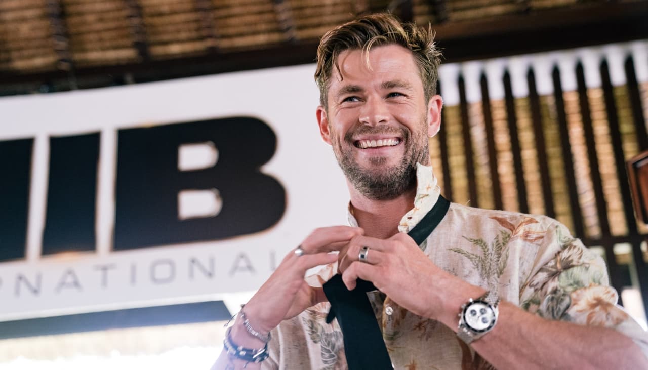 Chris Hemsworth de superhéroe a agente secreto ¡Volvió el abdomen que extrañaste en 'Endgame'!