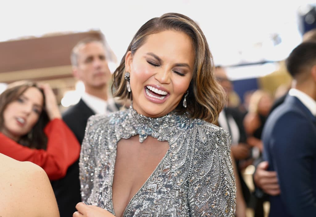 A Chrissy Teigen la cuestionaron por su peso posparto y su respuesta fortalecerá a todas las mamás