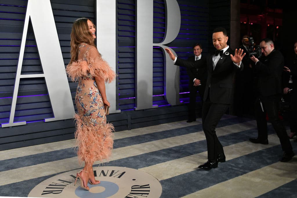 John Legend y Chrissy Teigen son perfectos juntos: ella lo empujó y su reacción fue genial