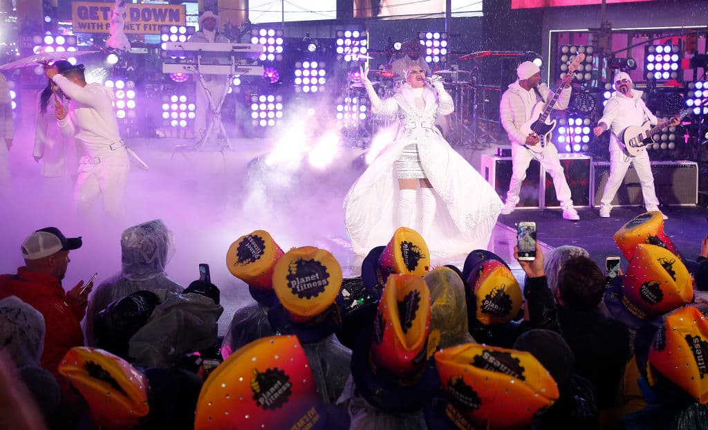 Christina Aguilera y un look original para Año Nuevo que generó una sola cosa: MEMES