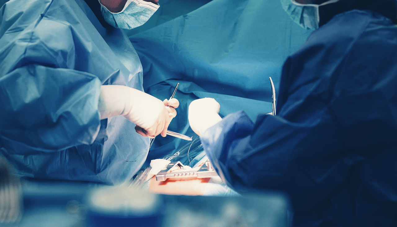 Un médico se durmió en el quirófano y la foto se volvió viral: la razón nos llena de orgullo