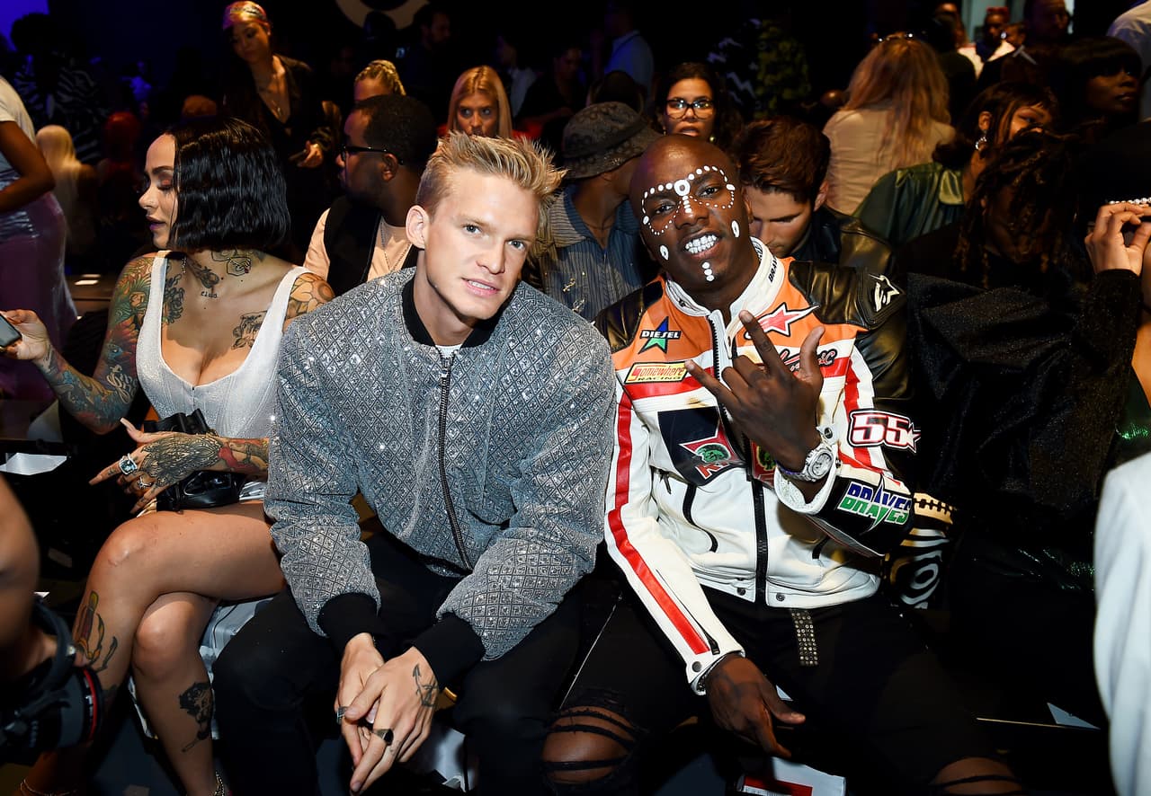 Miley Cyrus y Cody Simpson se la viven acurrucados y ya hay evidencia fotográfica