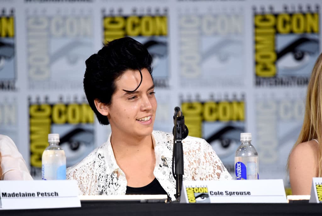 Lili Reinhart y Cole Sprouse desmintieron rumores de ruptura con un épico trolleo
