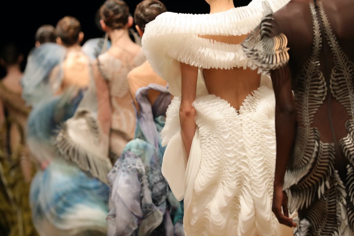 La tecnología y la moda se fusionaron en Fashion Week de París y el resultado es hipnotizante