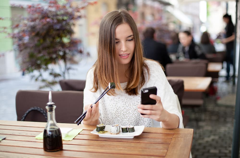 ¡Basta de ilusiones! Comer en platos pequeños no ayuda a la dieta