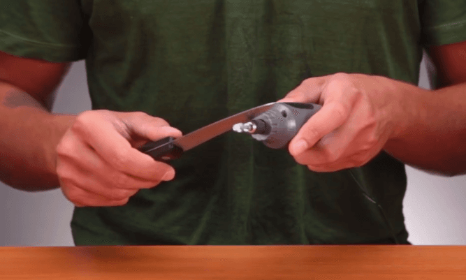 Hay 5 formas de afilar cuchillos: con una botella y otras 4 (te mostramos qué funciona más)