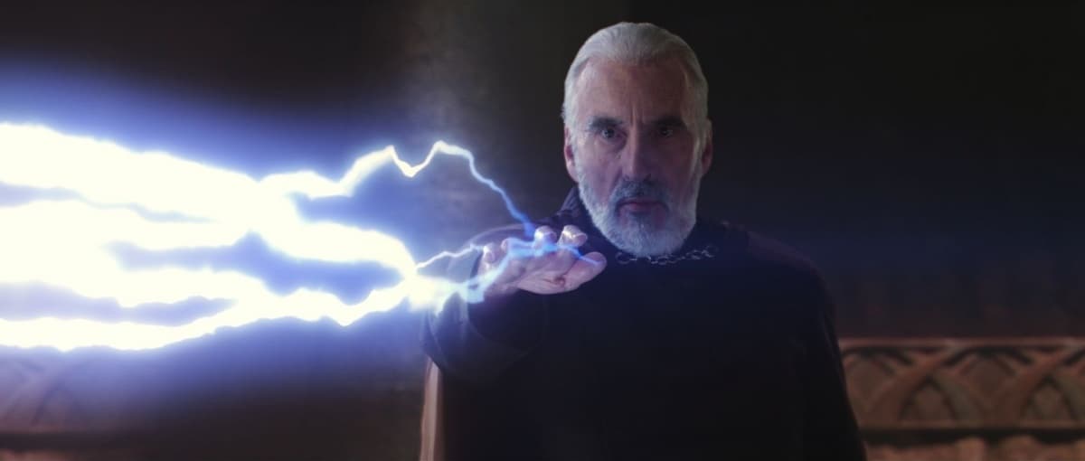 ¿Por qué el sable de luz del Conde Dooku es curvo? Tiene que ver con su estilo de pelea