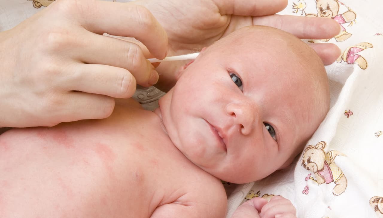 Limpiar los oídos de tu bebé con un hisopo puede afectar su salud: te explicamos cómo hacerlo