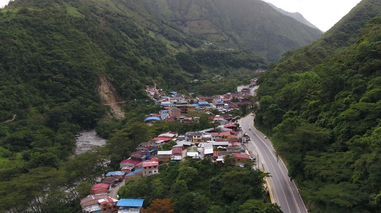 Este proyecto construye en medio de una cordillera y el resultado es alucinante