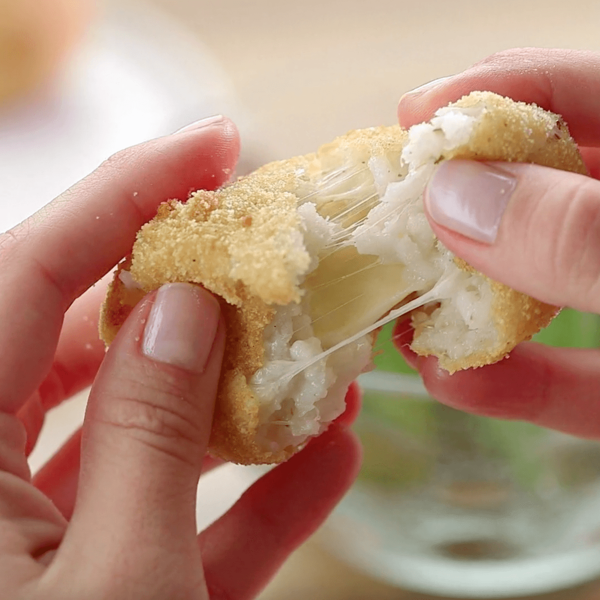 ¡Croquetas sorpresa! Mira esta receta de bolitas de arroz y queso