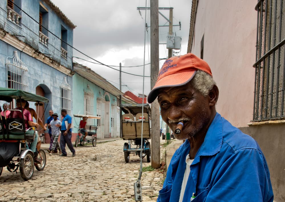 Hombre en Trinidad de Cuba fumando un habano