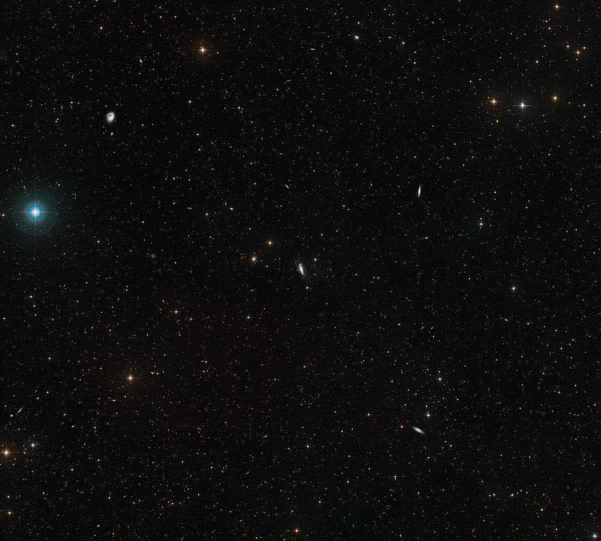 La foto de esta galaxia con agujero negro supermasivo nos hace sentir diminutos