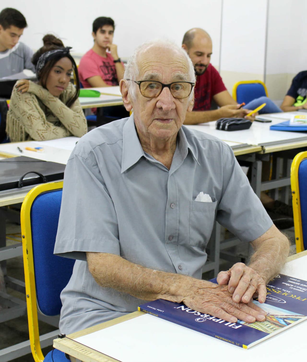 Un abuelo de 90 años cumple su sueño de entrar a la facultad de Arquitectura