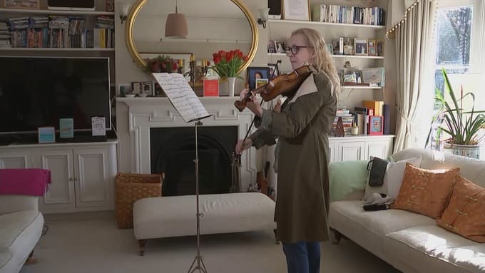 Una mujer tocó el violín mientras le operaban un tumor cerebral, te explicamos por qué