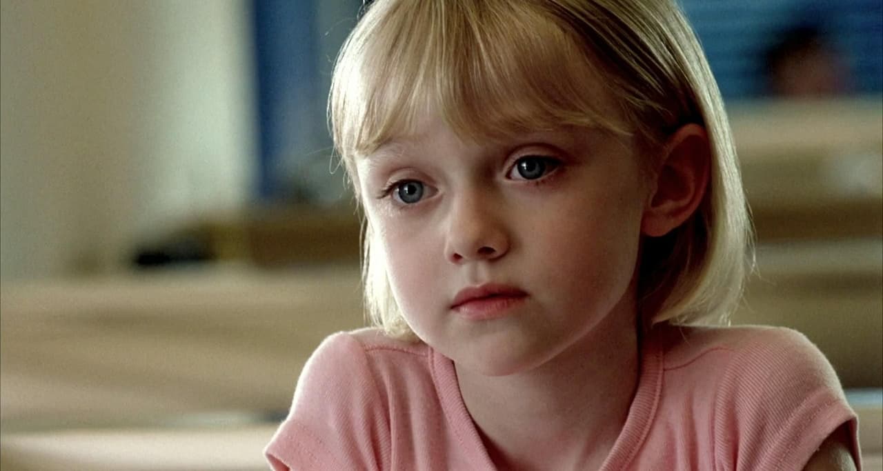 <b>Dakota Fanning</b>
<br>Comenzó desde los 5 años a actuar, pero no fue hasta los 7 que protagonizó la película ‘Mi nombre es Sam’ al lado de Sean Penn. En su infancia también participó en otras producciones como ‘El gato’ y ‘La guerra de los mundos’.
<br>