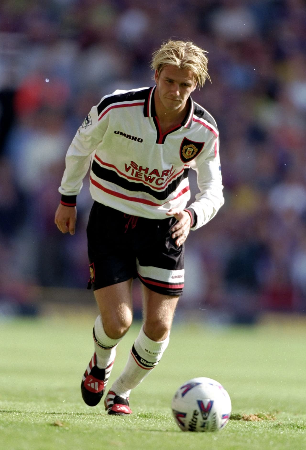 David Beckham sigue igual de hermoso (o más) que hace 20 años y estas 20 fotos lo demuestran