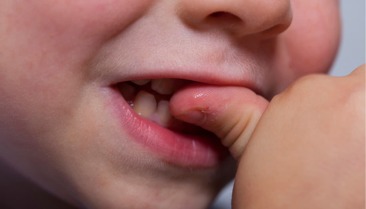 7 consejos para que tu hijo deje de morderse las uñas (no necesitas regañarlo todo el tiempo)