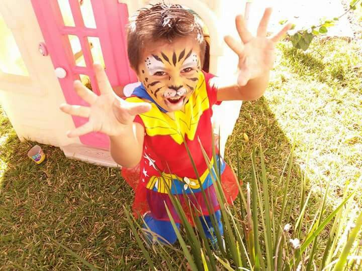 Su novio la golpeaba y ahora quiere quitarle a su hijo porque ella se enamoró de otra mujer