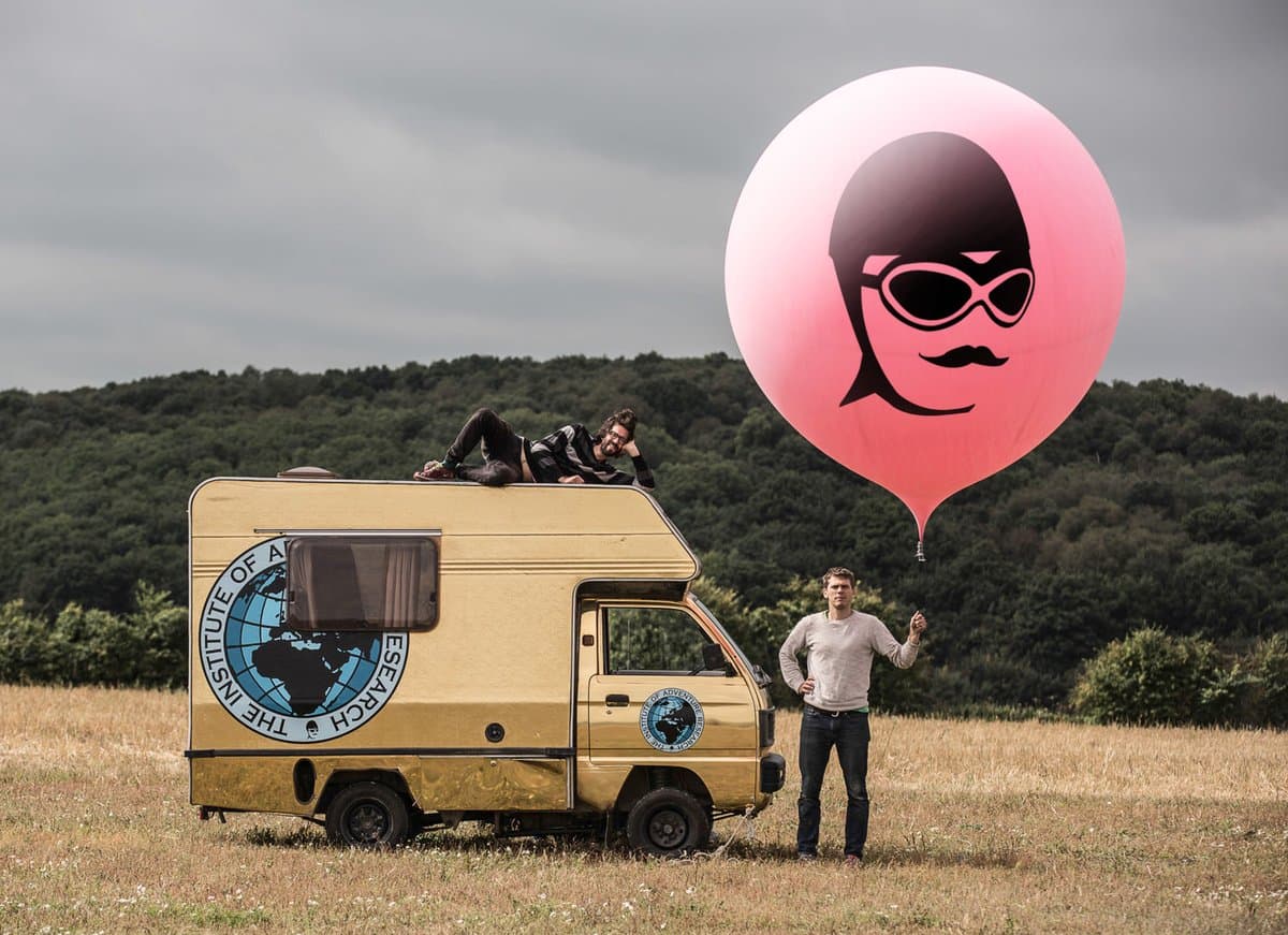 ¡Increíble!: Voló sobre Sudáfrica suspendido por 100 globos