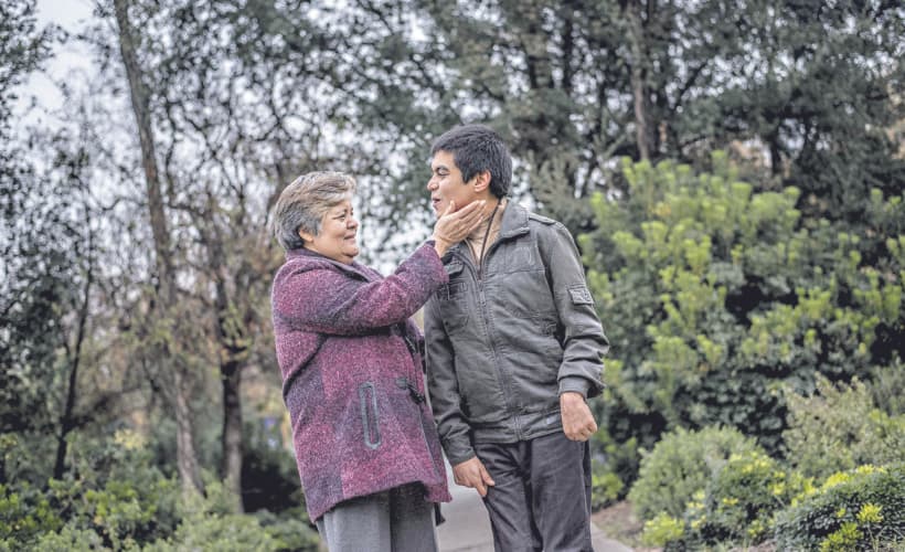 Juntos a la par: un joven con discapacidad logró ser doctor en física gracias a su mente y a las manos de su madre