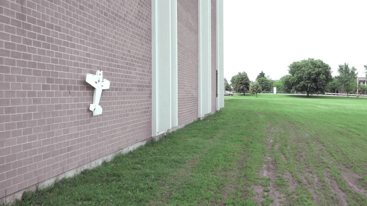 Este dron tiene garras que le permiten aterrizar verticalmente, y tienes que verlo