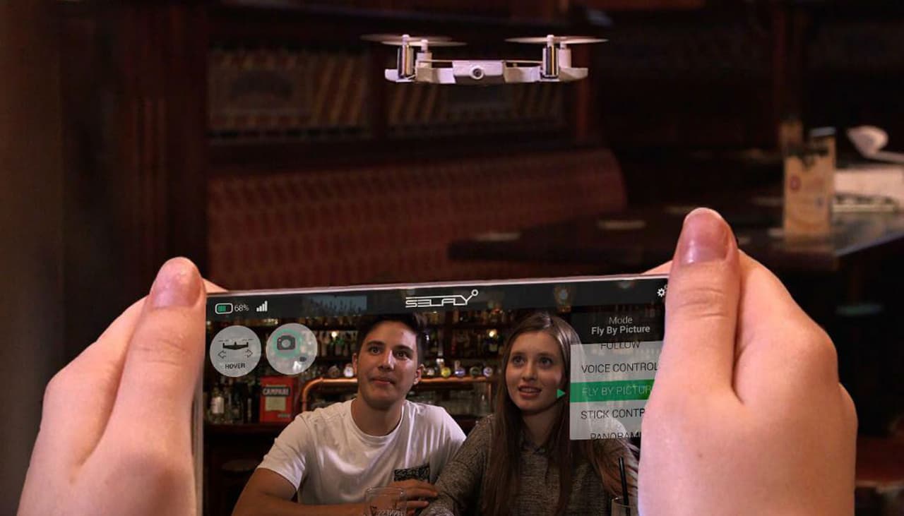 Una funda de celular que se transforma en drone y te permite tomar fotos y videos hasta a 13 metros de altura