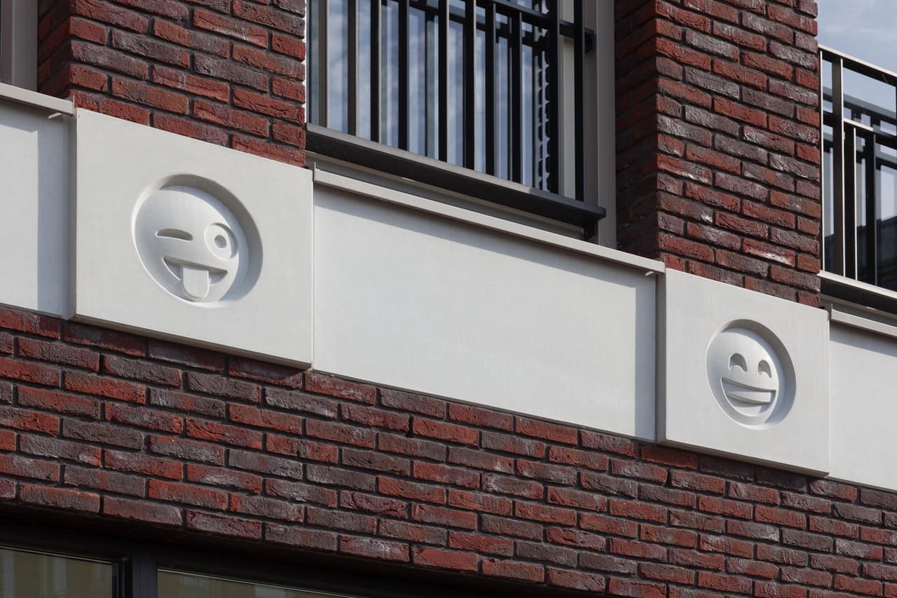 ¿Emocionalmente Moderno? Este edificio usa emojis como una nueva versión de las antiguas gárgolas góticas