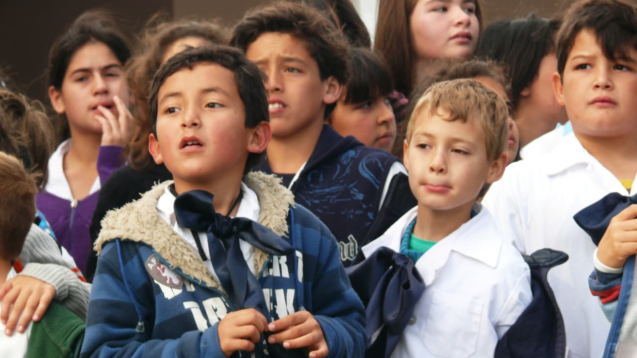 Fugas de estudiantes y bajos niveles académicos: la solución del gobierno para revertir la crisis educativa