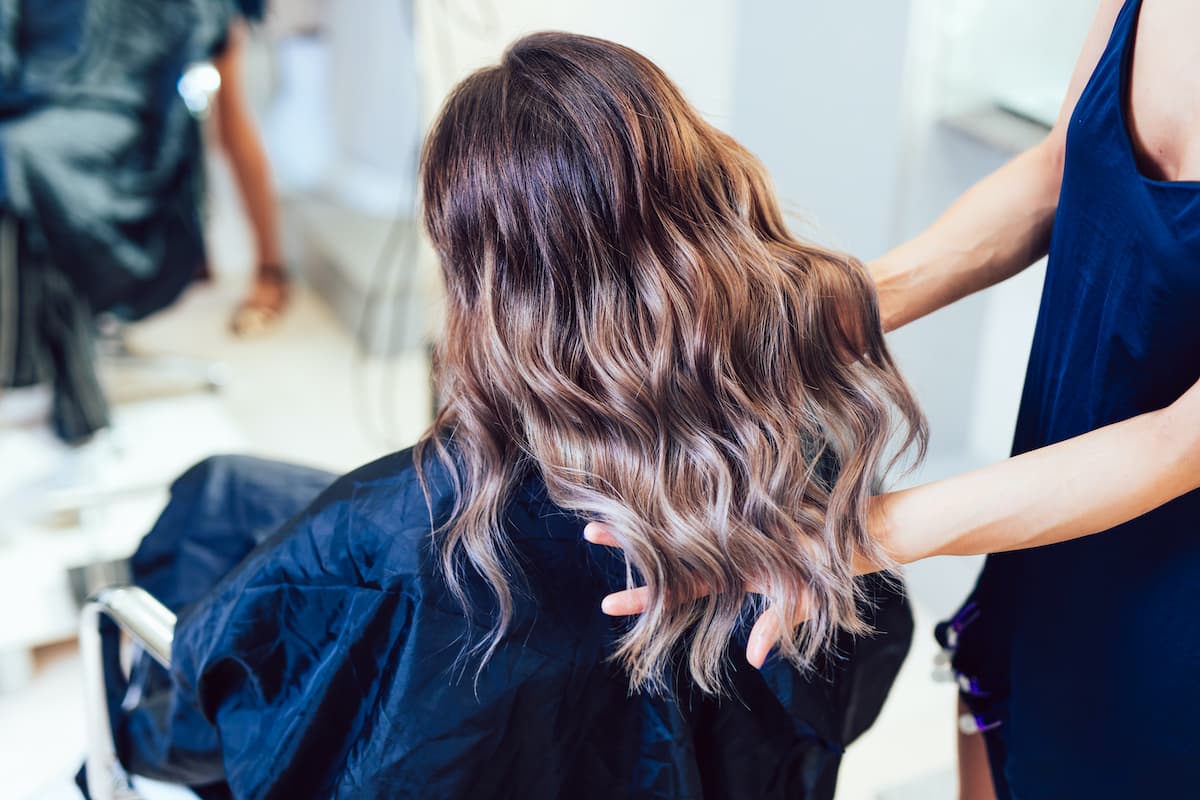 5 balayages que son perfectos para las morenas (te harán ver más joven)