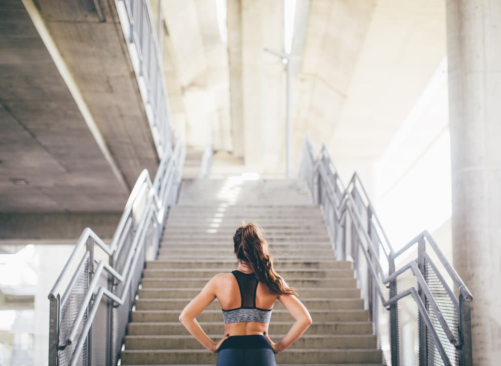 Quema grasas y tonifica todo tu cuerpo con este circuito en escaleras recomendado por entrenador
