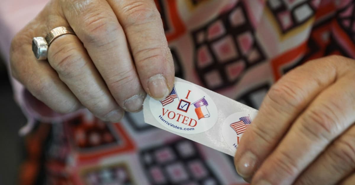 Una tumba estadounidense se llenó de estampas durante las elecciones por un conmovedor motivo