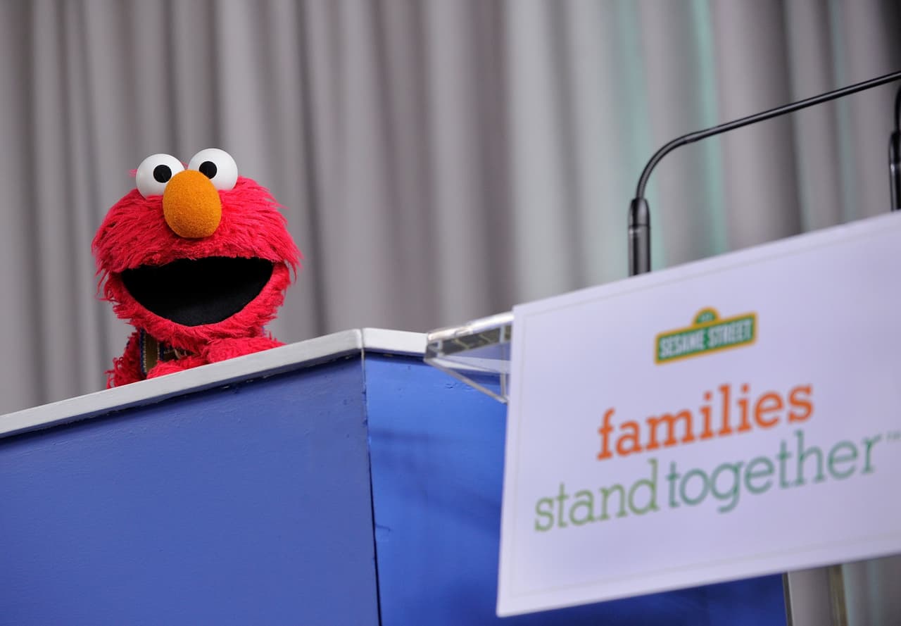 'Plaza Sésamo' quiere que chicos y grandes aprendan sobre migración: conoce a Azis y Noor