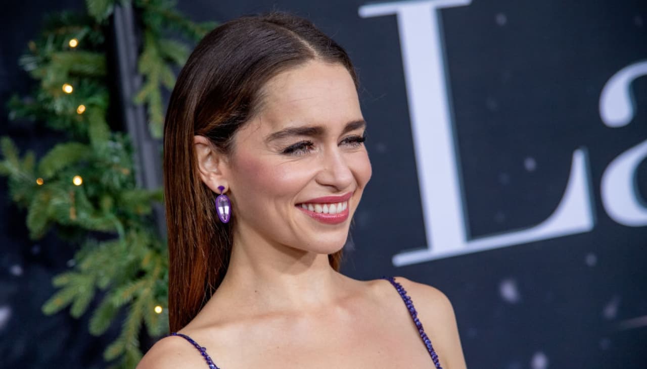 Emilia Clarke deslumbró con un fabuloso vestido amarillo: sigue siendo nuestra reina