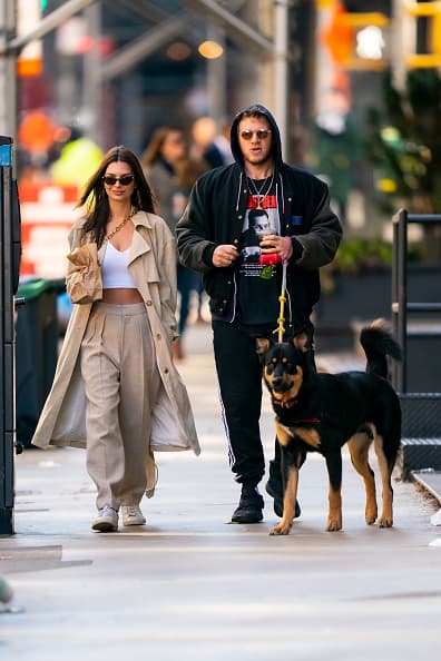 Inspírate en Emily Ratajkowski para tu look primaveral en la oficina